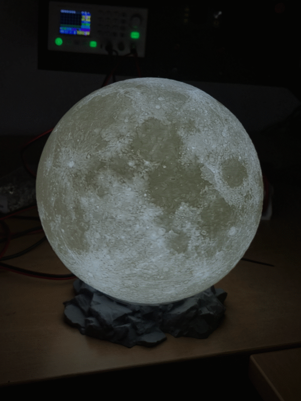 Lámpara lunar – Realismo que transforma tu espacio